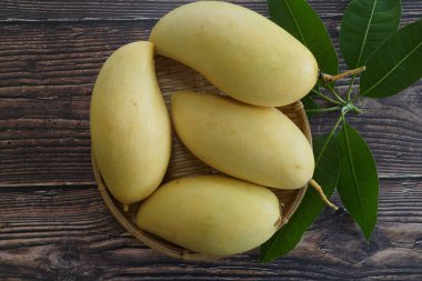 Ahşap arka planda sarı mango