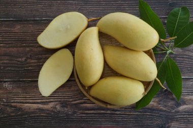 Ahşap arka planda sarı mango