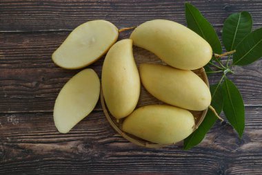 Ahşap arka planda sarı mango