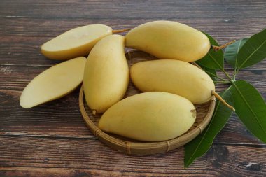 Ahşap arka planda sarı mango