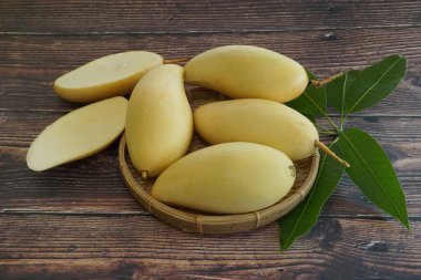 Ahşap arka planda sarı mango