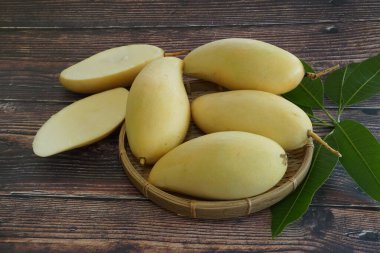 Ahşap arka planda sarı mango