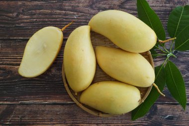 Ahşap arka planda sarı mango