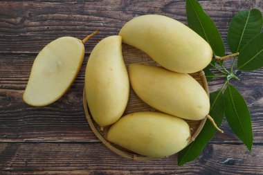 Ahşap arka planda sarı mango