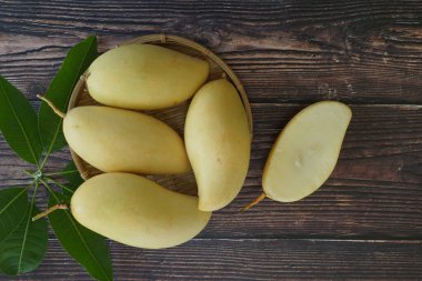 Ahşap arka planda sarı mango