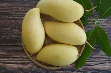 Ahşap arka planda sarı mango