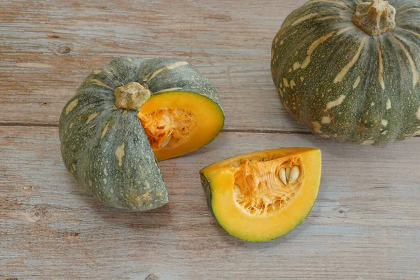 Tahta arkaplanda balkabağının seçici görünümü