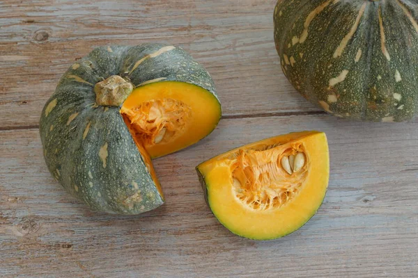 Tahta arkaplanda balkabağının seçici görünümü