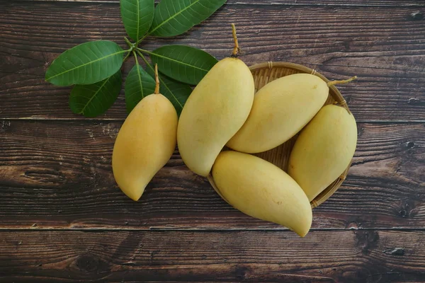 Ahşap arka planda sarı mango