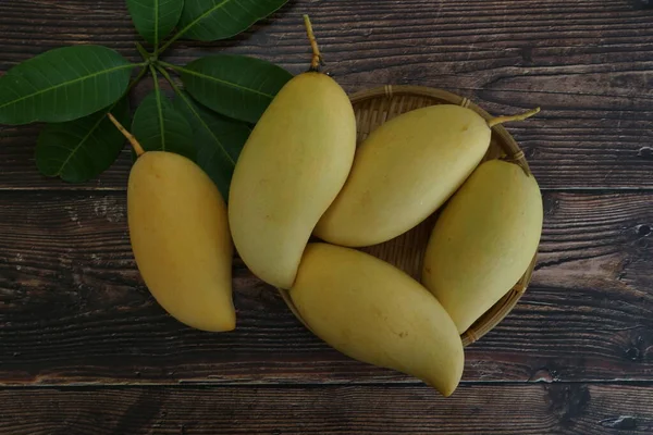 Ahşap arka planda sarı mango