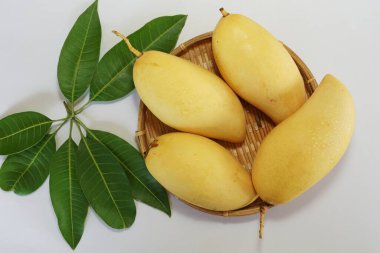 Beyaz arka planda sarı mango