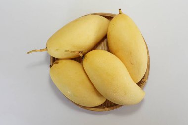 Beyaz arka planda sarı mango