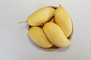 Beyaz arka planda sarı mango
