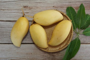 Ahşap arka planda sarı mango