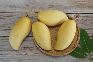 Ahşap arka planda sarı mango