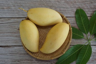 Ahşap arka planda sarı mango