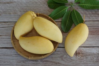Ahşap arka planda sarı mango