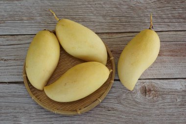 Ahşap arka planda sarı mango