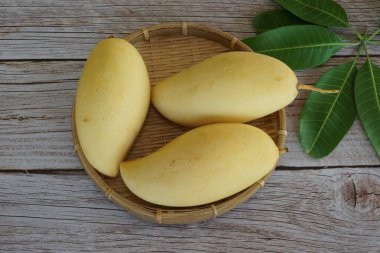 Ahşap arka planda sarı mango