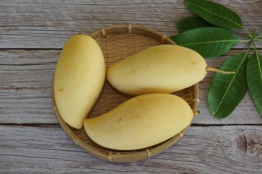 Ahşap arka planda sarı mango