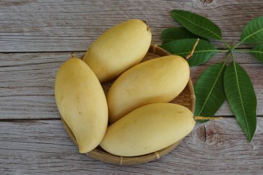 Ahşap arka planda sarı mango