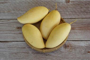 Ahşap arka planda sarı mango