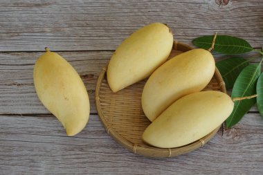 Ahşap arka planda sarı mango