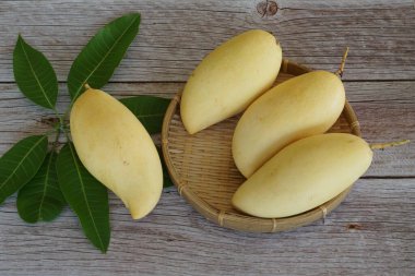 Ahşap arka planda sarı mango