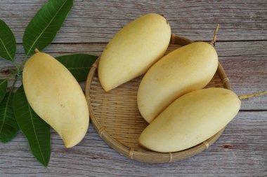 Ahşap arka planda sarı mango