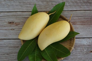 Ahşap arka planda sarı mango