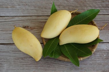 Ahşap arka planda sarı mango