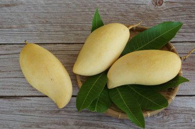 Ahşap arka planda sarı mango