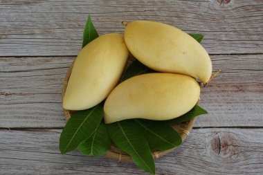 Ahşap arka planda sarı mango