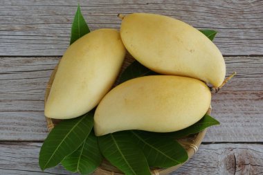 Ahşap arka planda sarı mango