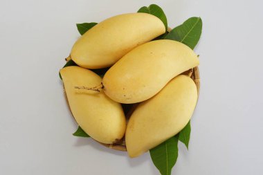 Beyaz arka planda sarı mango
