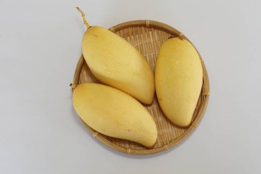 Beyaz arka planda sarı mango
