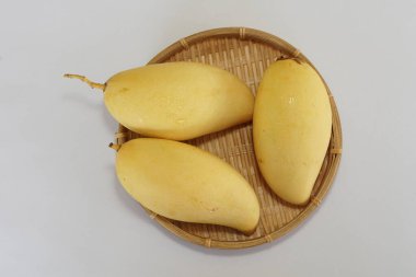 Beyaz arka planda sarı mango