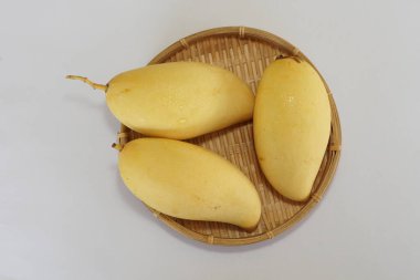 Beyaz arka planda sarı mango
