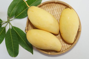 Beyaz arka planda sarı mango