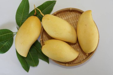 Beyaz arka planda sarı mango
