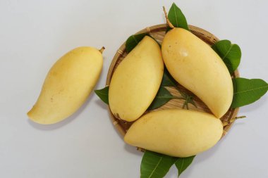Beyaz arka planda sarı mango