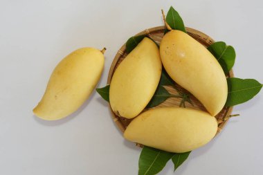 Beyaz arka planda sarı mango