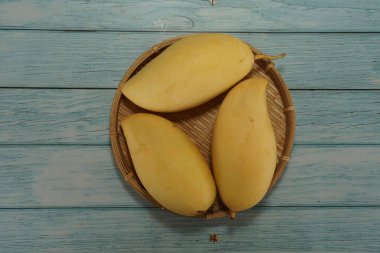 Ahşap arka planda sarı mango