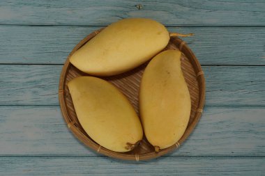 Ahşap arka planda sarı mango