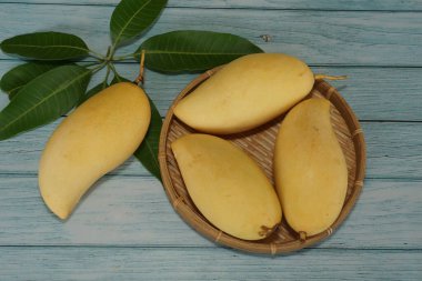 Ahşap arka planda sarı mango