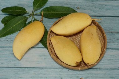Ahşap arka planda sarı mango