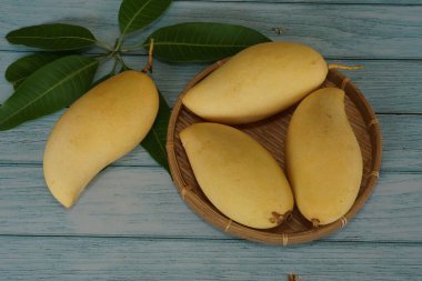 Ahşap arka planda sarı mango