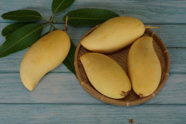 Ahşap arka planda sarı mango