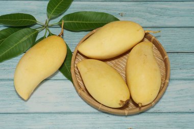 Ahşap arka planda sarı mango