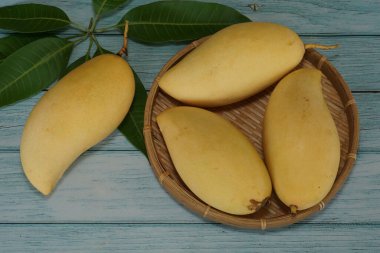 Ahşap arka planda sarı mango